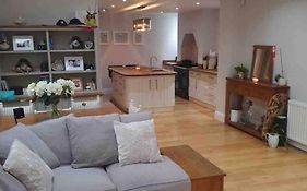 Spacious 3-Bed Home In York Free Parking Sleeps 5